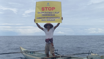 Peringati Hari Nelayan Nasional: Seorang Pemuda Dayung Perahu Sejauh 15 Mil, Tolak Kebijakan Penangkapan Ikan Terukur