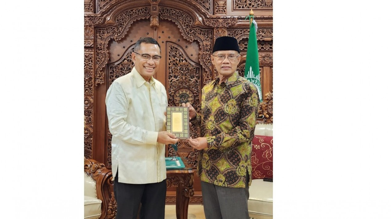 Wakaf Al-Qur'an Ketum YMSM Saleh Husin Bersama Ketum PP Muhammadiyah Haedar Nashir
            - galeri foto