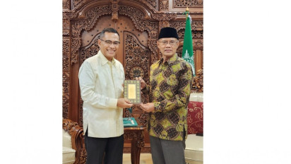 Wakaf Al-Qur'an Ketum YMSM Saleh Husin Bersama Ketum PP Muhammadiyah Haedar Nashir
