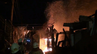 Api Melalap 10 Bangunan Semi Permanen di Kebon Jeruk, Mengakibatkan Kereta Commuter Line Terhenti