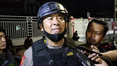 Berakhir Bentrok dengan Aparat! Malam-malam Mahasiswa Makassar Demo Tolak Undang-Undang Cipta Kerja di UNM