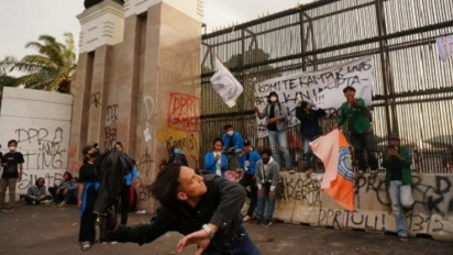Jefri Nichol Lempar Bangkai Tikus ke Gedung DPR saat Ikut Demo Tolak UU Ciptaker, Tikus yang Hidup Dilepas di Gerbangnya
