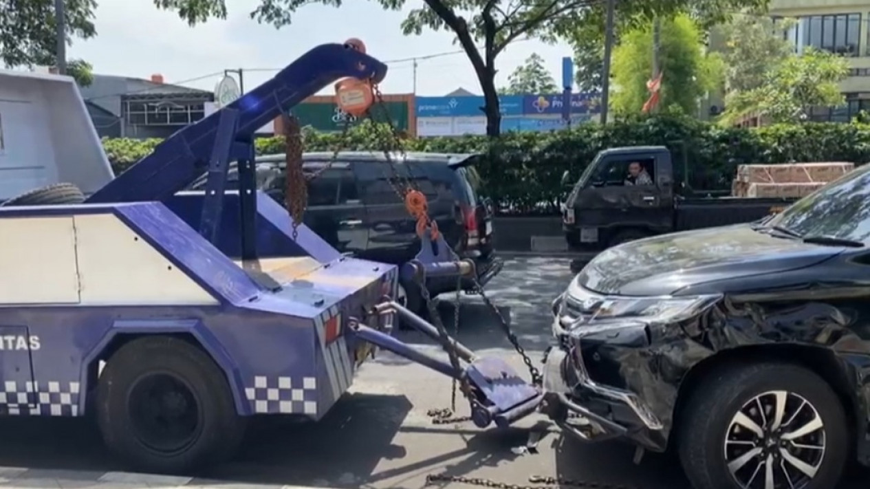 Pengemudi Pajero yang Tabrak Dua Mobil dan Telanjang Positif Sabu
            - galeri foto