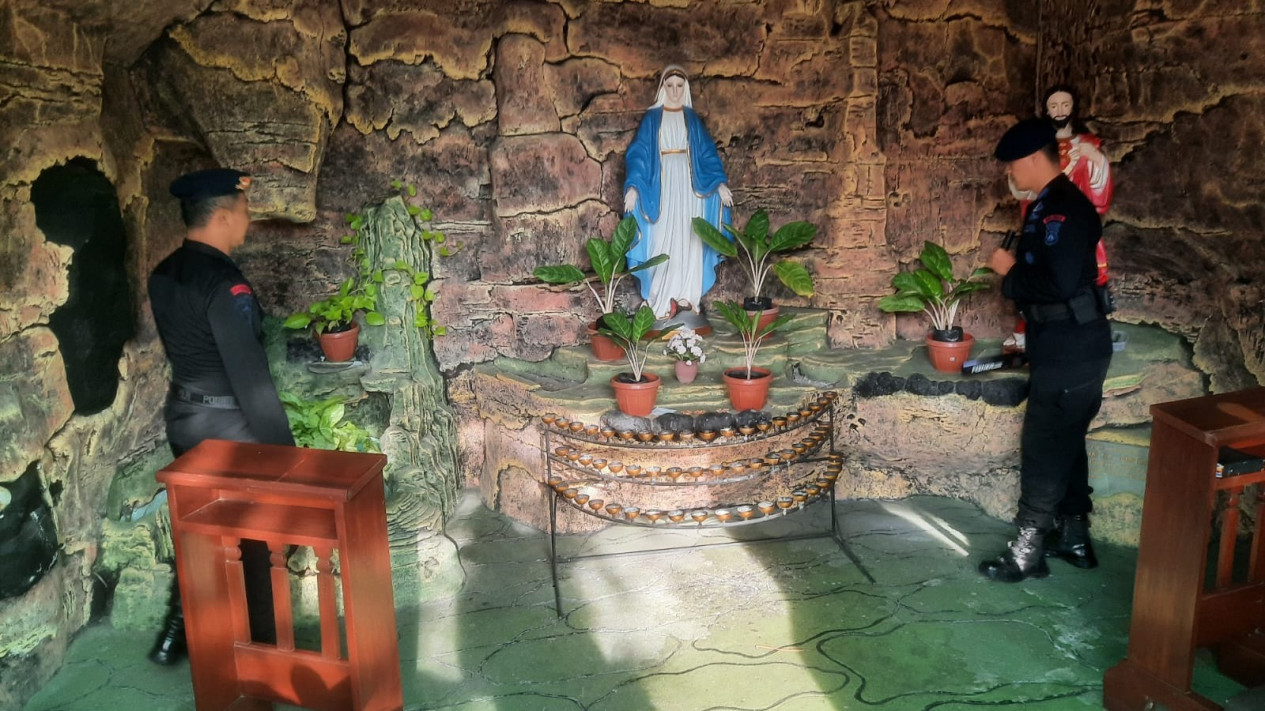 Pastikan Keamanan Beribadah, Polres Kediri Kota Sterilisasi Gereja
            - galeri foto