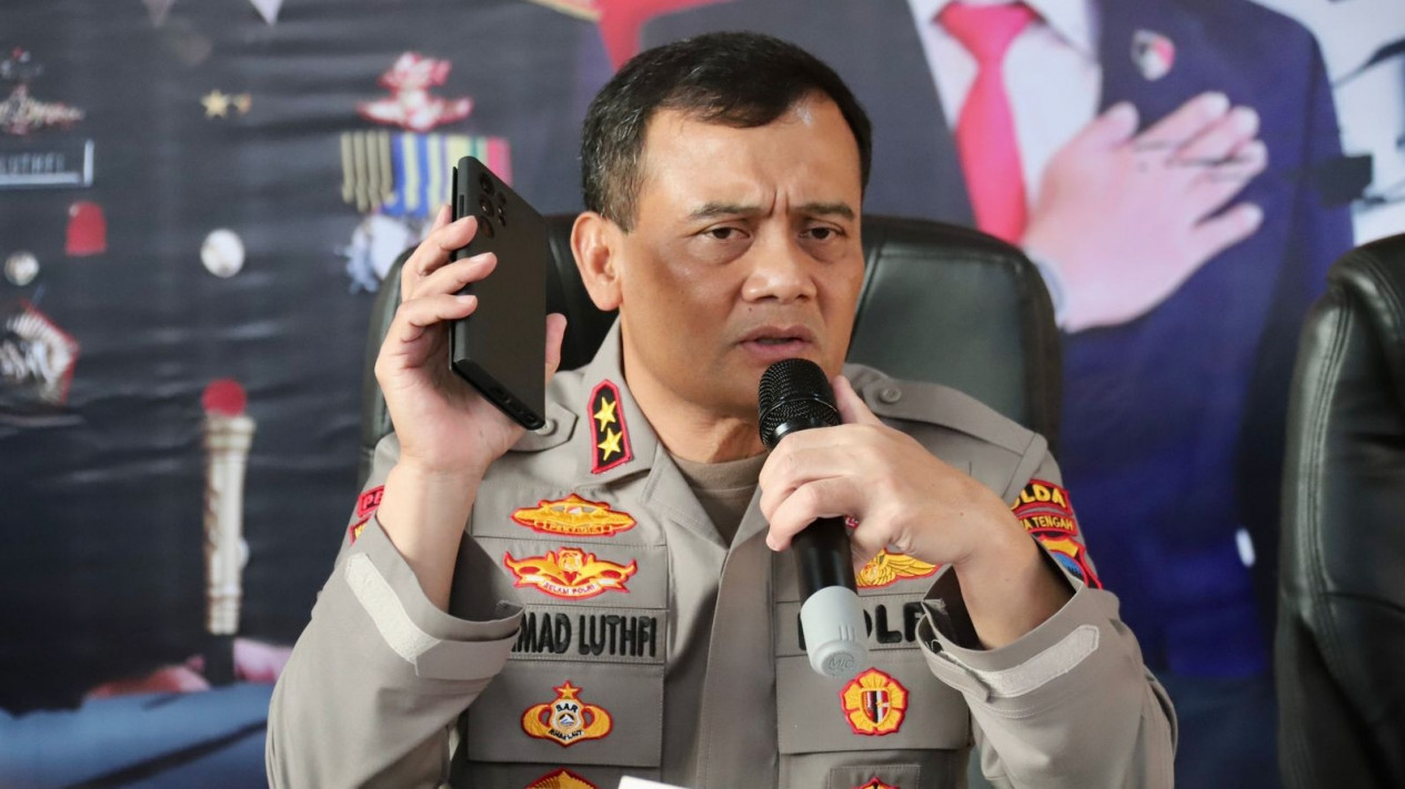 Kapolda Jateng Kirim Tim Psikolog untuk Periksa Kejiwaan Mbah Slamet Dukun Maut Banjarnegara
            - galeri foto