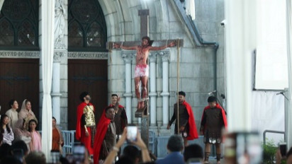 Berita Foto: Prosesi Jalan Salib di Katedral Jakarta