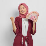 Berbagi THR: Uang atau Barang, Mana yang Lebih Tepat?