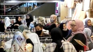 Jelang Lebaran, Pasar Baru Bandung Diserbu Warga yang Berburu Baju Muslim "Lesti Kejora"Â 