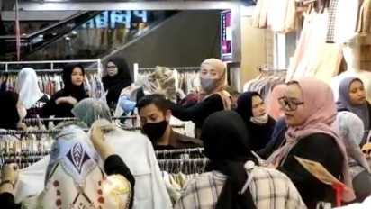 Jelang Lebaran, Pasar Baru Bandung Diserbu Warga yang Berburu Baju Muslim "Lesti Kejora" 