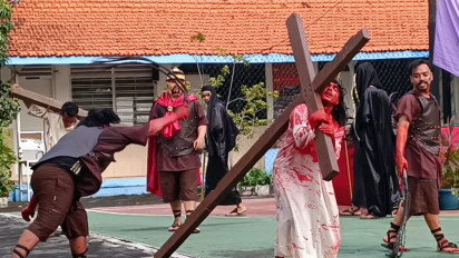 Jumat Agung : Tangis Haru Warga Katolik di Tanjung Perak Surabaya, Saksikan Jalan Sengsara Yesus di Kayu Salib