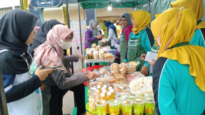 Ramainya Bazar Lontar di Gresik, Bantu Majukan UMKM, Para Ibu Dilatih Bikin Makanan Ringan Khas Ramadhan