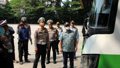 Persiapan Mudik Lebaran, Petugas Gabungan Gelar Ramp Check Kelayakan Bus di Bojonegoro