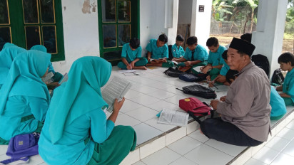 Miris, Ratusan Siswa di Banyuwangi Terpaksa Belajar di Musholla, Ini Penyebabnya