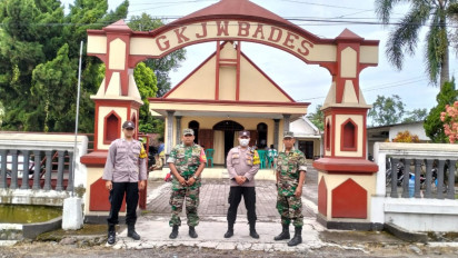 Wujud Pelayanan Prima, Personil Polsek dan Koramil Pasirian Lumajang Amankan Perayaan Paskah