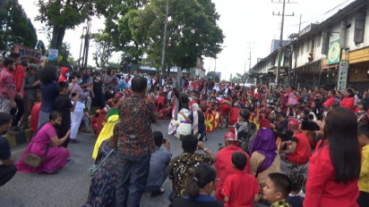 Ribuan Warga Sidikalang Saksikan Jalan Salib Paroki Sidikalang