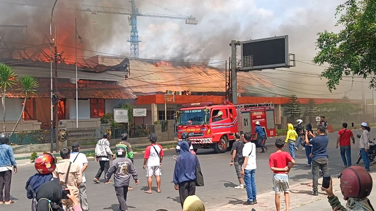 RS Salak Kebakaran, Terjadi Ledakan Kencang
            - galeri foto