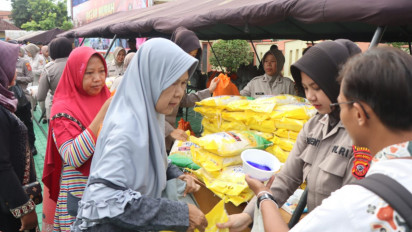 Warga "Serbu" Mapolresta Cirebon, Ada Bazar Sembako Murah