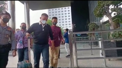 Bupati Meranti Muhammad Adil Tiba di Gedung KPK dengan Koper Kecil