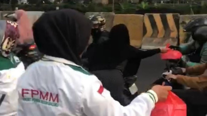 Aksi Front Pemuda Muslim Maluku Bagi-bagi Takjil di Kali Malang