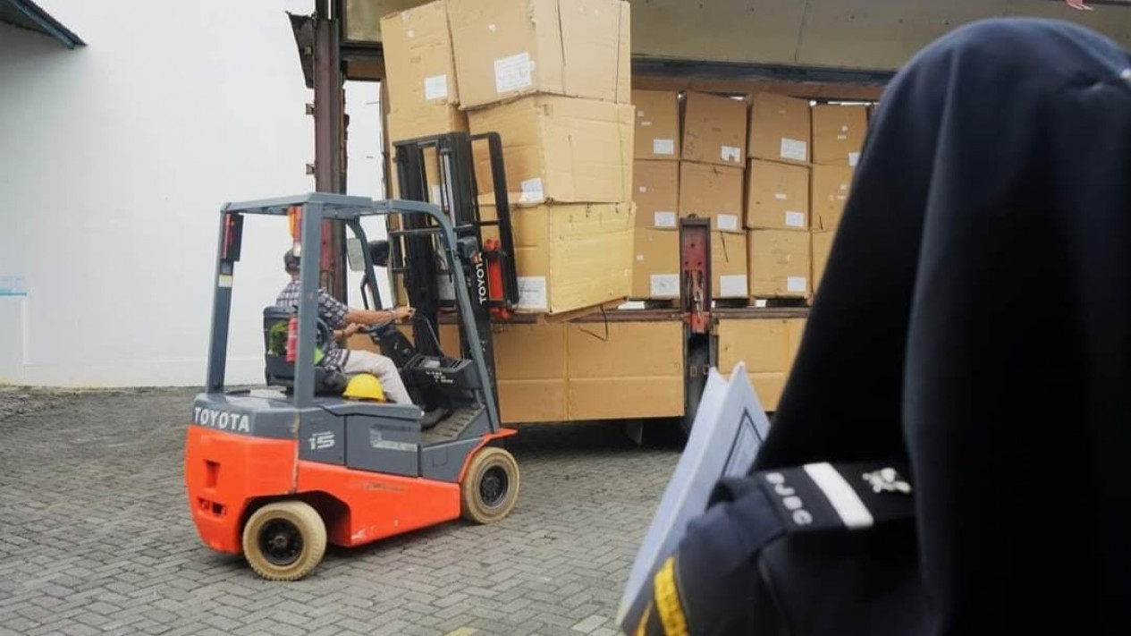 Bea Cukai Pamekasan Amankan Jutaan Batang Rokok Ilegal, Siapa Pemiliknya?
            - galeri foto