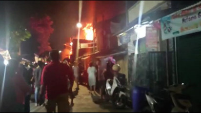 Kebakaran Landa Ruko Berlantai Dua di Petamburan Tanah Abang, 17 Unit Mobil Damkar Diterjunkan