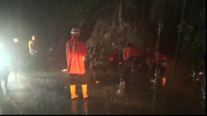 Bongkahan Rumpun Bambu Longsor, Tutup Akses Jalan Alternatif Sumedang-Subang