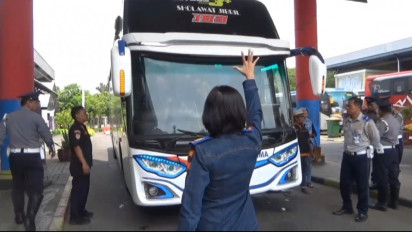 Pastikan Layak Jalan, Petugas Gabungan Gelar Ramp Check Bus AKAP dan AKDP di Terminal Kertonegoro Ngawi