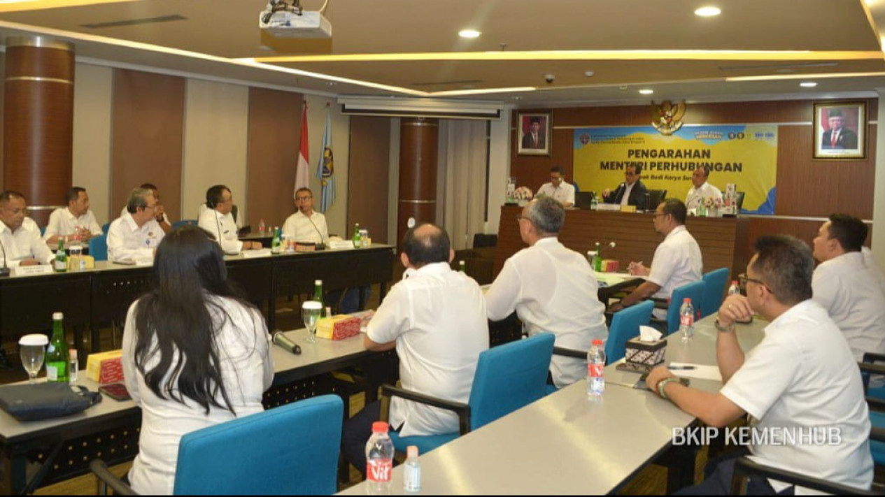 Gelar Rapat di Surabaya, Menhub Instruksikan Layani Kebutuhan Transportasi dengan Perketat Protokol Kesehatan
            - galeri foto