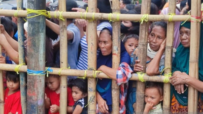 Warga Rela Desak-desakan Demi Infak Seratusan Juta yang Dibagikan Haji Ambo Pengusaha Sukses di Makassar