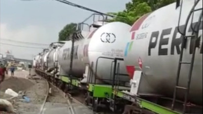 Rangkaian Gerbong Kereta Api Pengangkut BBM Anjlok di Sidoarjo