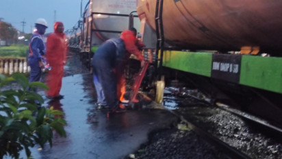 Tiga Jam Kejadian KA BBM Anjlok, Baru Satu Gerbong Dievakuasi