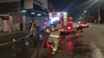Kebakaran Melanda Sebuah Gudang Berisi Kardus di Jalan Danau Sunter Selatan Jakarta Utara