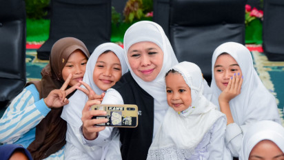 Safari Ramadan ke Situbondo, Gubernur Jatim Berikan Ratusan Paket Tas Sekolah untuk Anak Yatim
