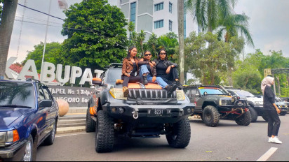 Aksi Model dan Komunitas Otomotif Ngabuburit di Alun-alun Bojonegoro, Bagikan Ribuan Takjil