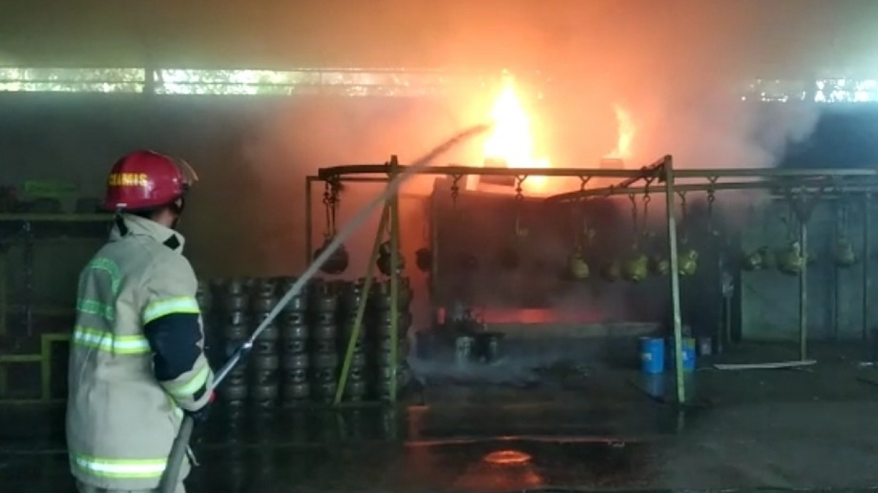 Mesin Pembuangan Udara Rusak, Gudang Reparasi Tabung Gas 3 KG di Ciamis Terbakar
            - galeri foto