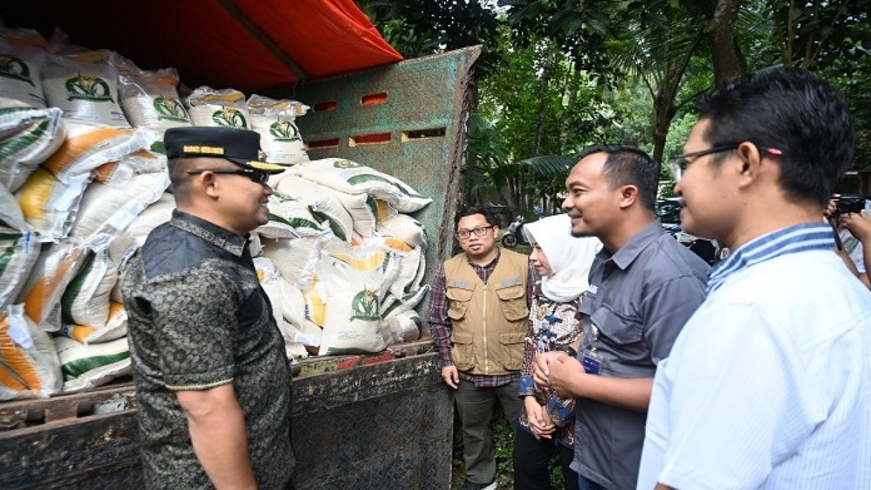 Jelang Lebaran, Pemkab Kebumen Bagikan 1,3 Juta Ton Beras untuk Warga Miskin 
            - galeri foto
