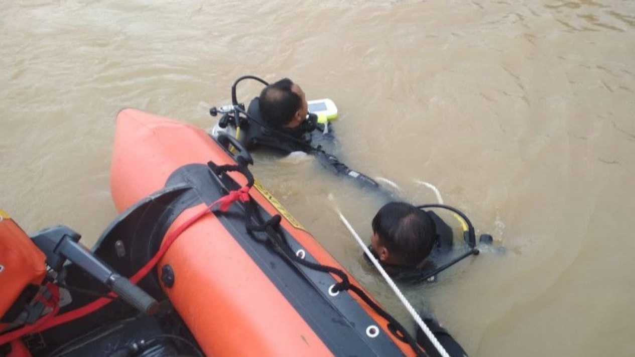 Lanjutkan Pencarian Pencari Besi Tua yang Tenggelam di Batanghari, Tim SAR Fokus Penyelaman
            - galeri foto
