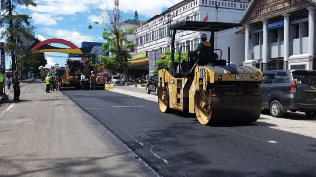 Jelang Lebaran, Pemkot Bukittinggi Pacu Pengaspalan Jalan Utama
            - galeri foto