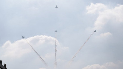 HUT ke-77 TNI AU, Ratusan Warga Antuasias Saksikan Atraksi Pesawat