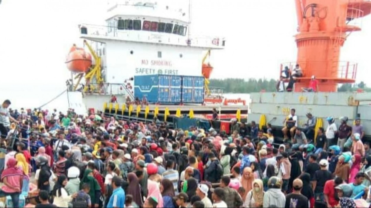 Ribuan Pemudik Berangkat Tanpa Manifes Penumpang di Kapal KM Sabuk Nusantara 107
            - galeri foto