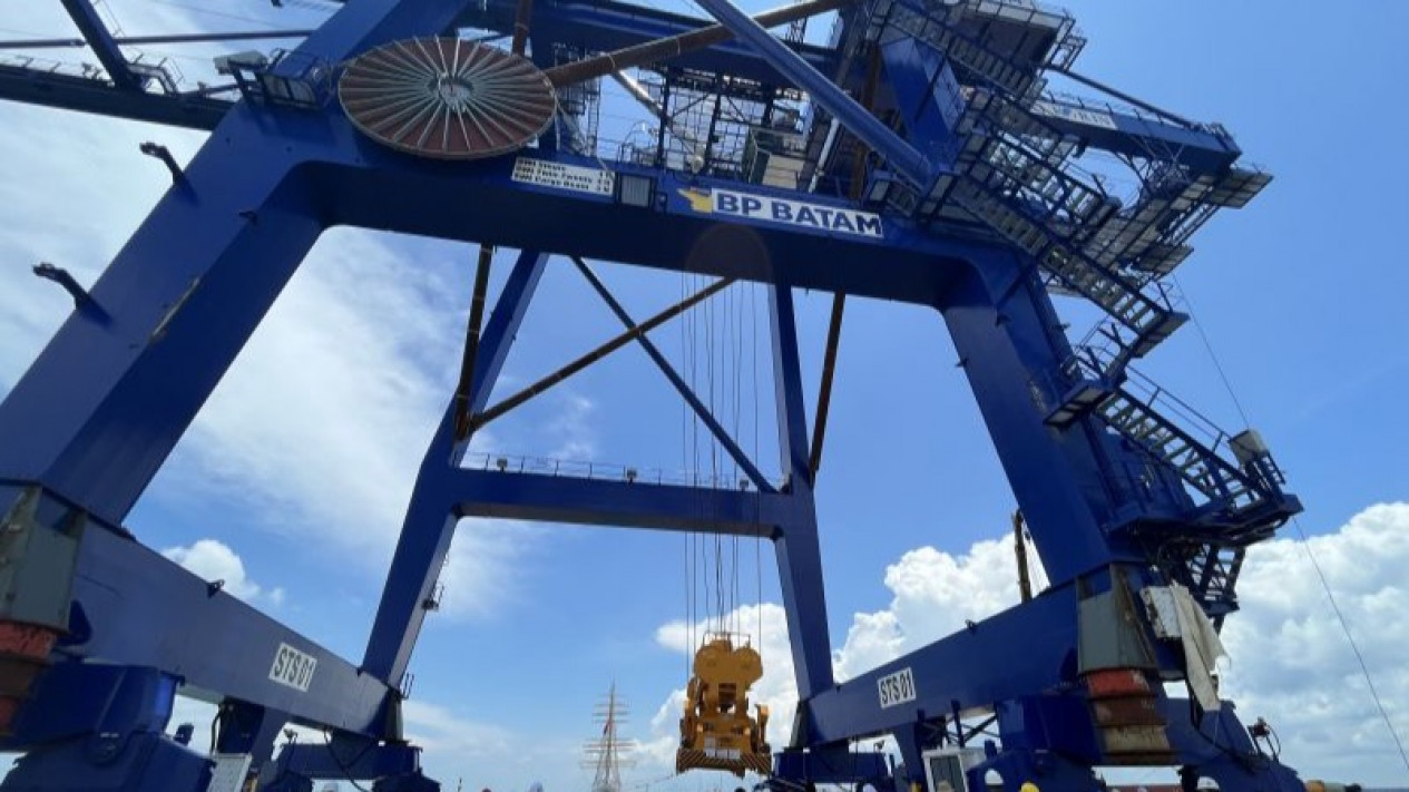 Percepat Bongkar Muat, BP Batam Hadirkan Derek Kontainer dari Korsel
            - galeri foto