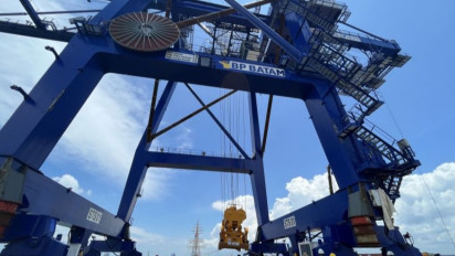 Percepat Bongkar Muat, BP Batam Hadirkan Derek Kontainer dari Korsel