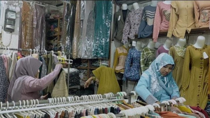 Jelang Idul Fitri, Pengunjung Pasar Tradisional di Stand Baju di Bojonegoro Membludak
