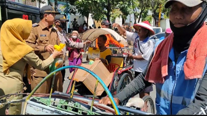 Jelang Lebaran, Ratusan Tukang Becak dan Buruh Gendong Pasar Besar Kota Madiun Serbu Sembako Gratis