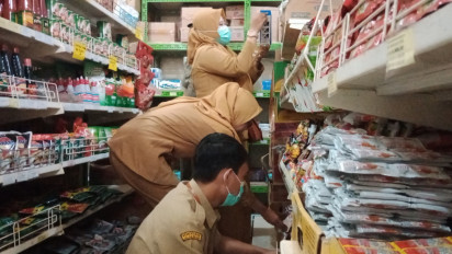 Jelang Lebaran 2023, Dinkes Blora Sidak Produk Makanan dan Minuman di Swalayan