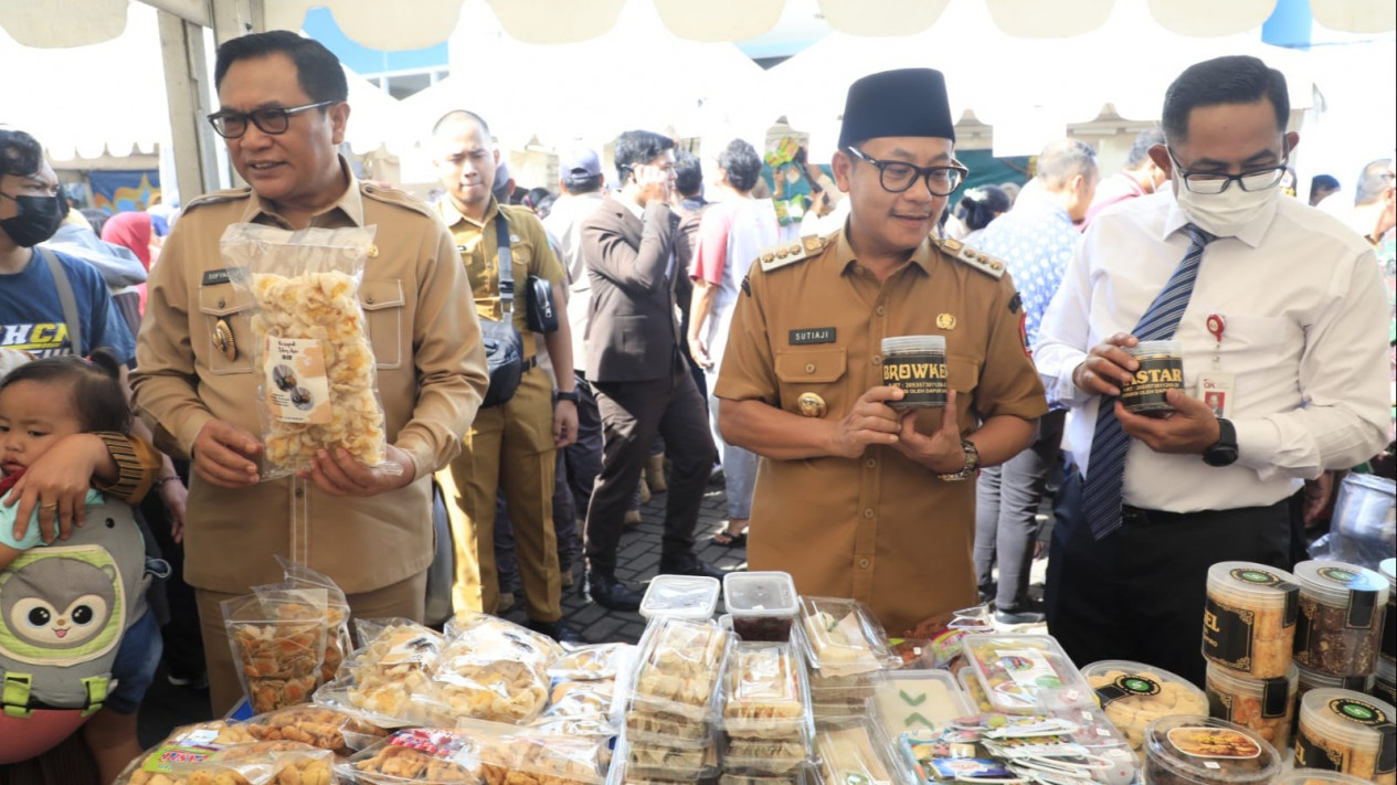 Buka Pasar Murah Ramadhan, Walikota Sutiaji : Mari Jaga Stabilitas Ekonomi
            - galeri foto