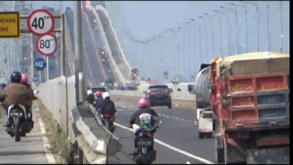 Bahaya, Puluhan Pengendara Roda Dua Lewat Akses Jalur Roda Empat di Tol Suramadu