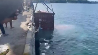 Polisi Selidiki Kontainer Berisi B3 yang Jatuh di Laut Namlea, 14 Saksi Telah Diperiksa