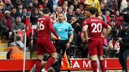 PGMOL Beri Sanksi Wasit Garis yang Sikut Bek Liverpool Andrew Robertson