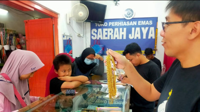 Menjelang Lebaran, Toko Emas di Bojonegoro Mulai Diserbu Emak-emak